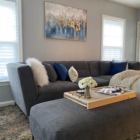 Cozy, Upstairs Apartment Pets Welcome With Fee Family Friendly Close To Everything 克里夫兰 外观 照片