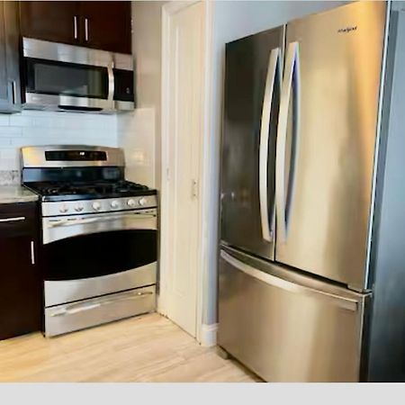 Cozy, Upstairs Apartment Pets Welcome With Fee Family Friendly Close To Everything 克里夫兰 外观 照片