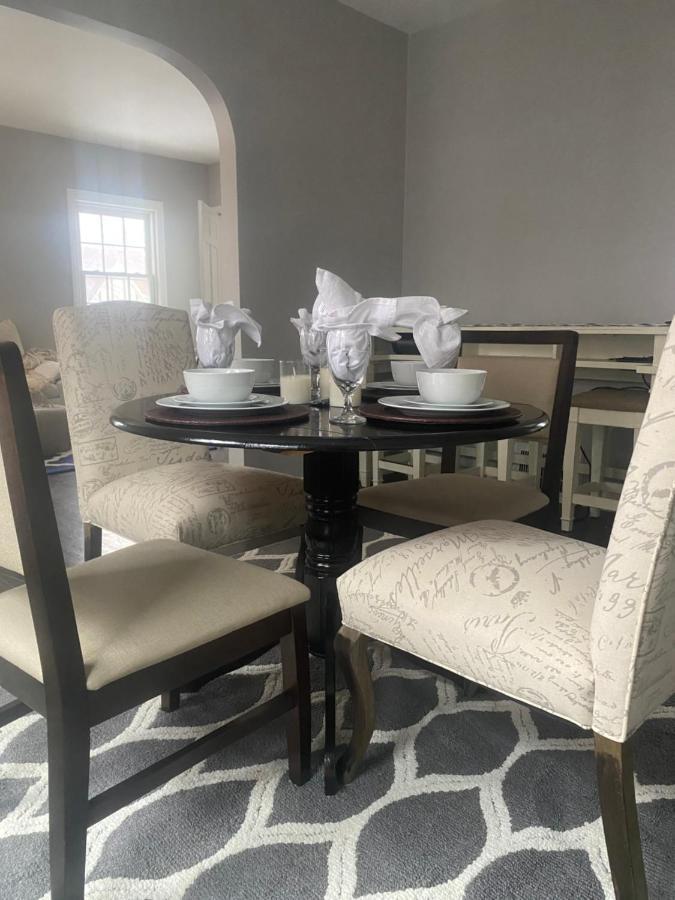 Cozy, Upstairs Apartment Pets Welcome With Fee Family Friendly Close To Everything 克里夫兰 外观 照片