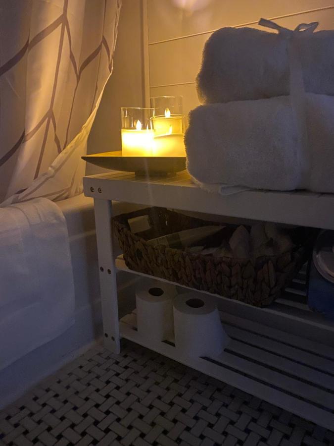 Cozy, Upstairs Apartment Pets Welcome With Fee Family Friendly Close To Everything 克里夫兰 外观 照片