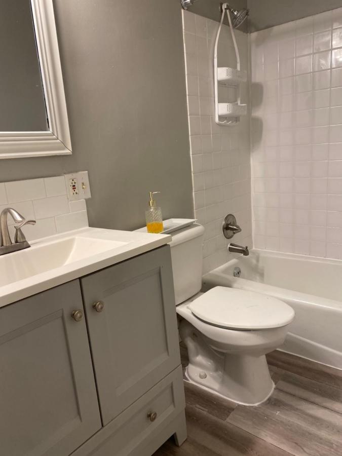 Cozy, Upstairs Apartment Pets Welcome With Fee Family Friendly Close To Everything 克里夫兰 外观 照片
